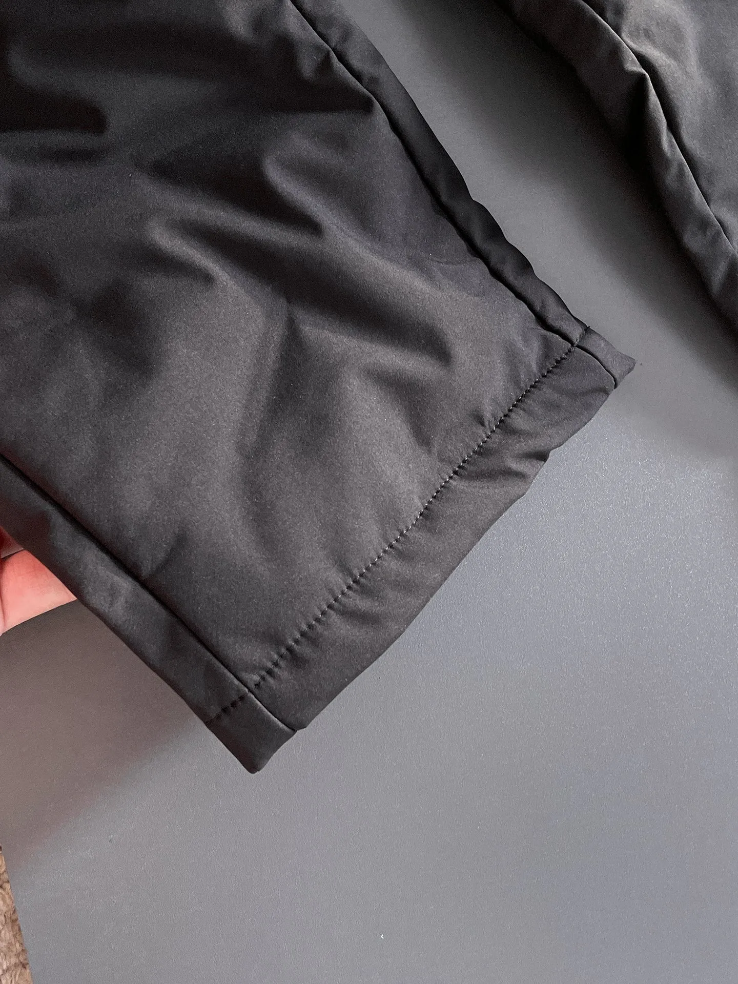 P490 Big Goose 25ss new autumn and winter thickened warm down pants are here🔥A must-have for winter, outdoor windproof, temperature-locking and warm. Made of professional-grade outdoor windproof, waterproof and breathable fabric. Lining is 90% white duck down filling. Lightweight design. Lightweight and warm. Seamless gluing process on the inside. Made of light and bold-proof velvet fabric to effectively prevent velvet running. Original hardware accessories. Classic logo matching. Simple and versatile. The upper body is stylish and not bulky. The style is the same for men and women! Size: M-3XL.